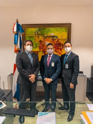 Reunidos con los Viceministros del Ministerio de Hacienda los Sres. Derby Bolivar y Frixo Messina