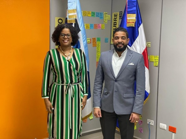 El administrador general de la  Caja de Ahorros para Obreros y Monte de Piedad Welinton F. Grull&oacute;n Mercedes, realiz&oacute; una visita de cortes&iacute;a a La directora general de la Oficina Nacional de Estad&iacute;stica, Miosotis Rivas Pe&ntilde;a.