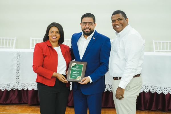 ADOPCTA Reconoce a Welinton Grull&oacute;n por su Contribuci&oacute;n al Desarrollo de Profesionales Agropecuarios